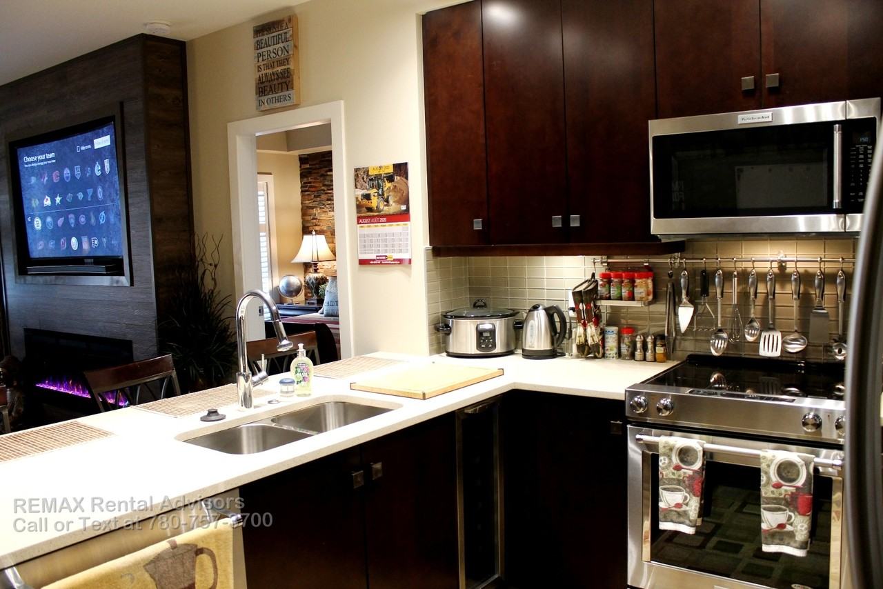 1720 10 St Sw - Photo 5 of 24