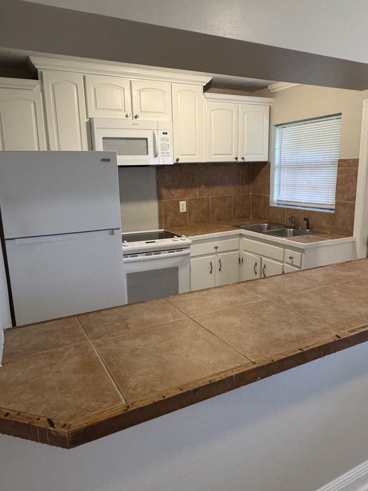 2802 Southwood Dr #1 - Photo 4 of 10