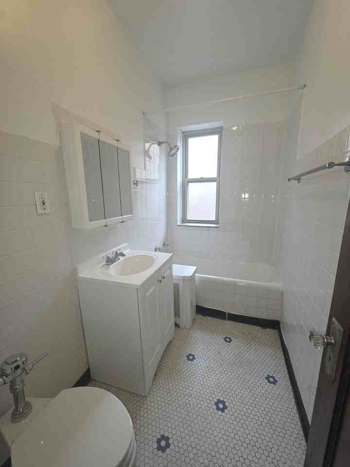 7711 N Sheridan Rd - Photo 5 of 9