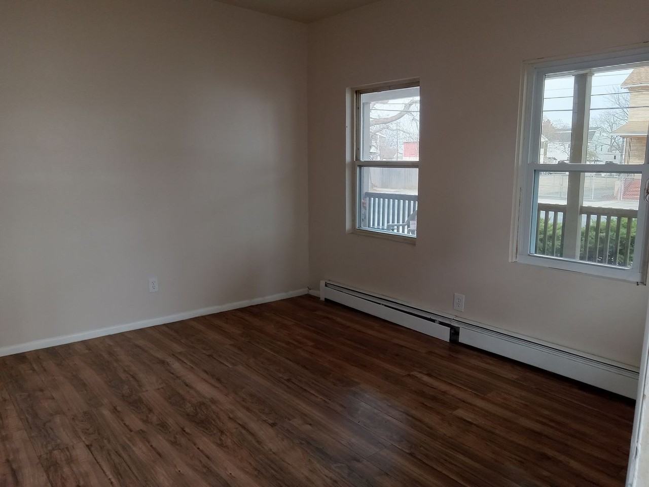 413-415 E Broad St - Photo 4 of 25