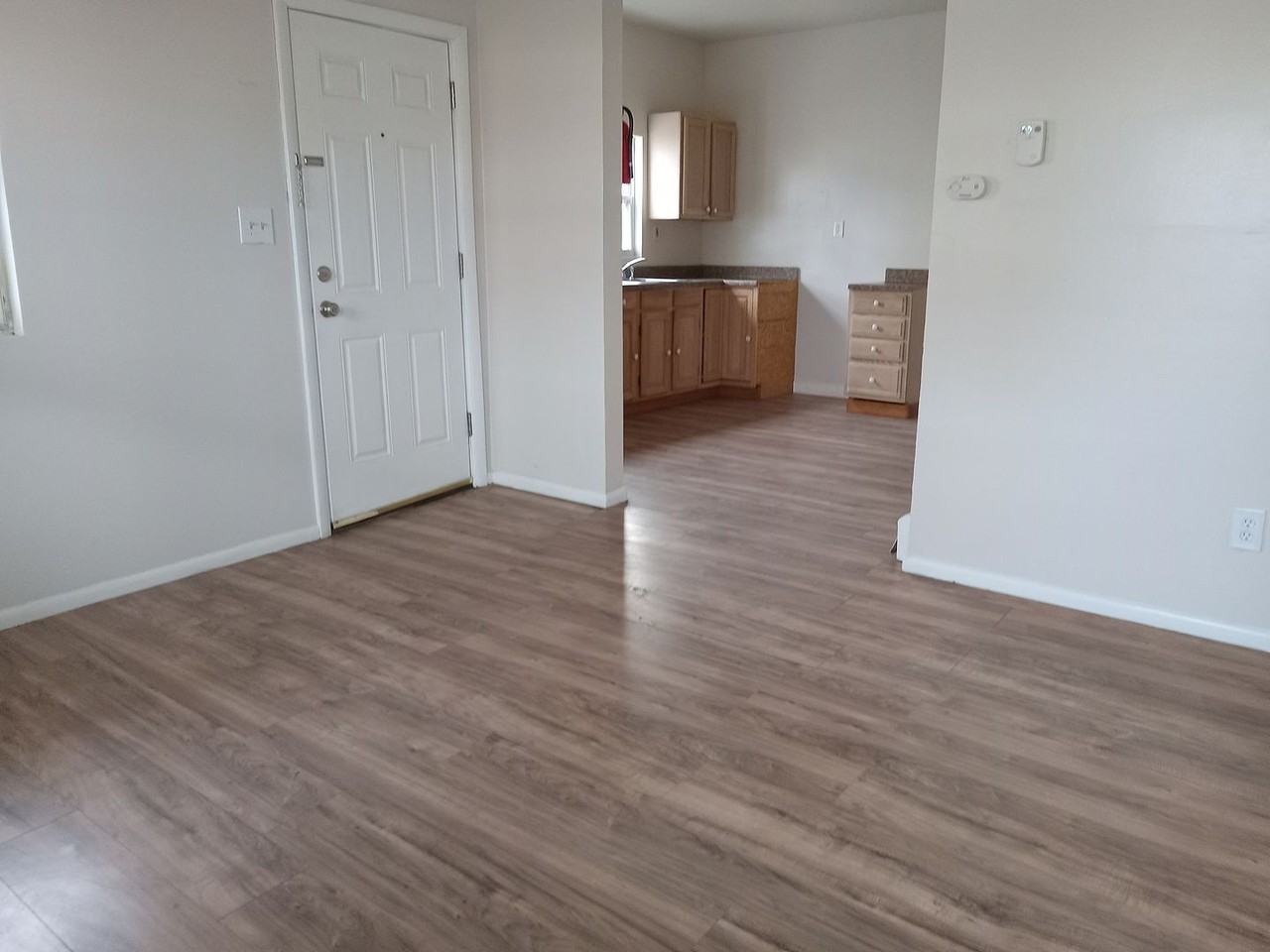 413-415 E Broad St - Photo 5 of 25