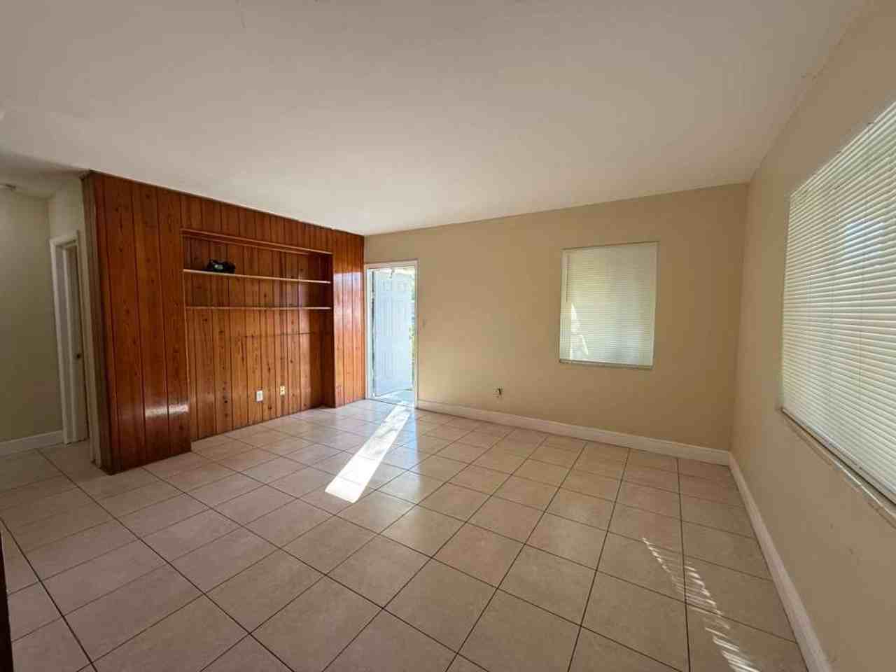 1001 Nw 11th Ct - Photo 3 of 12