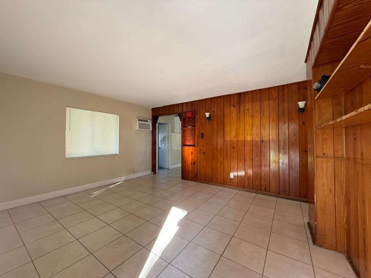 1001 Nw 11th Ct - Photo 4 of 12