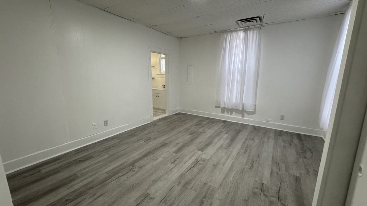 504 E Franklin St #A - Photo 6 of 8