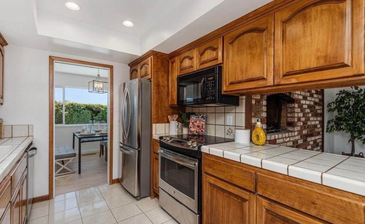 483 Ontario Dr #1 - Photo 5 of 38