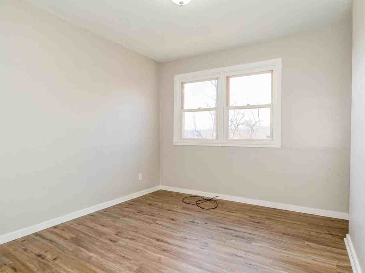 The Nineteen Forty Three - Photo 3 of 37