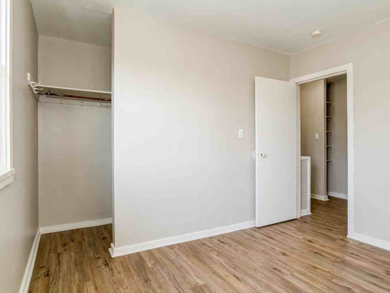 The Nineteen Forty Three - Photo 4 of 37