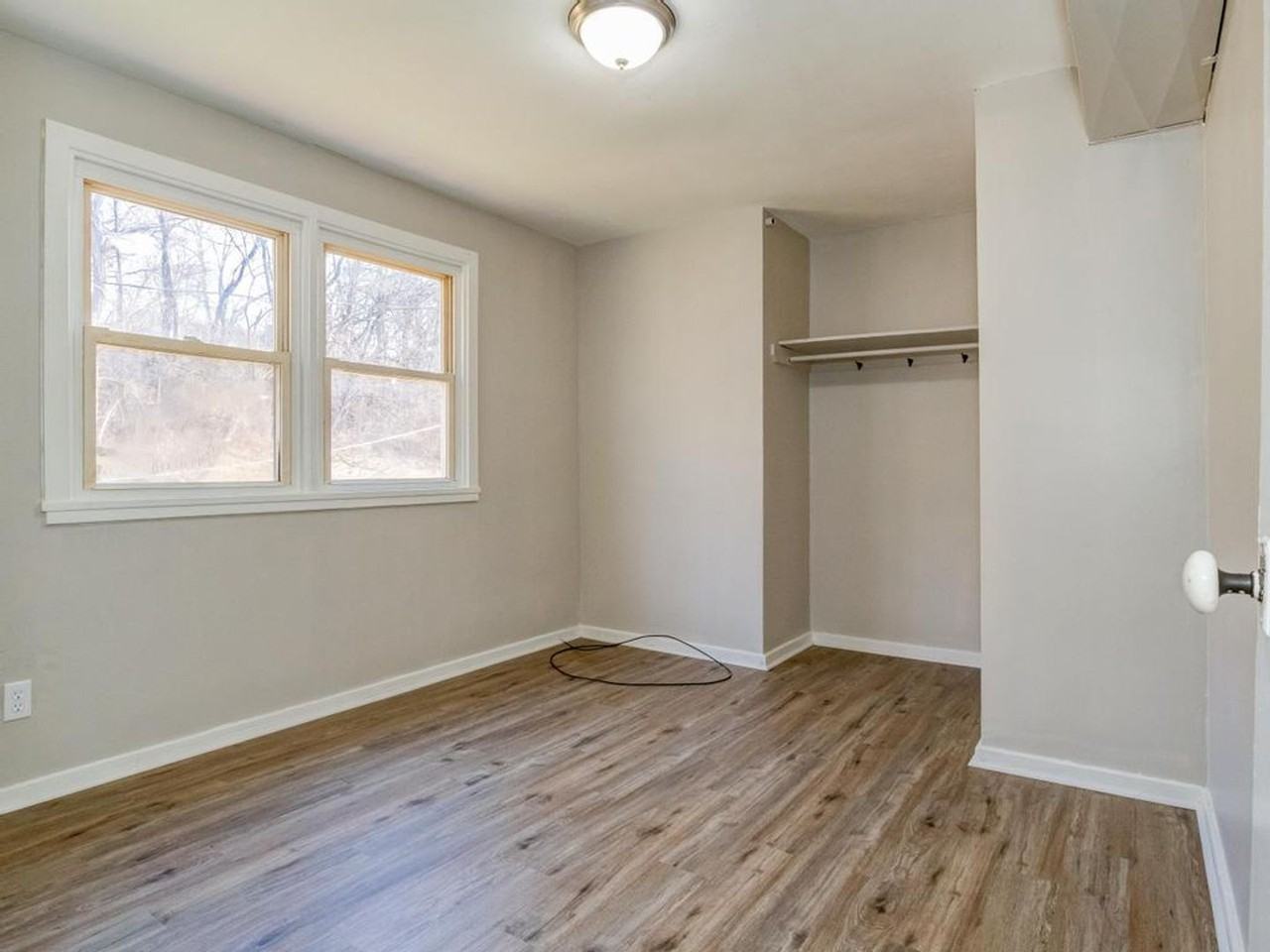 The Nineteen Forty Three - Photo 5 of 37