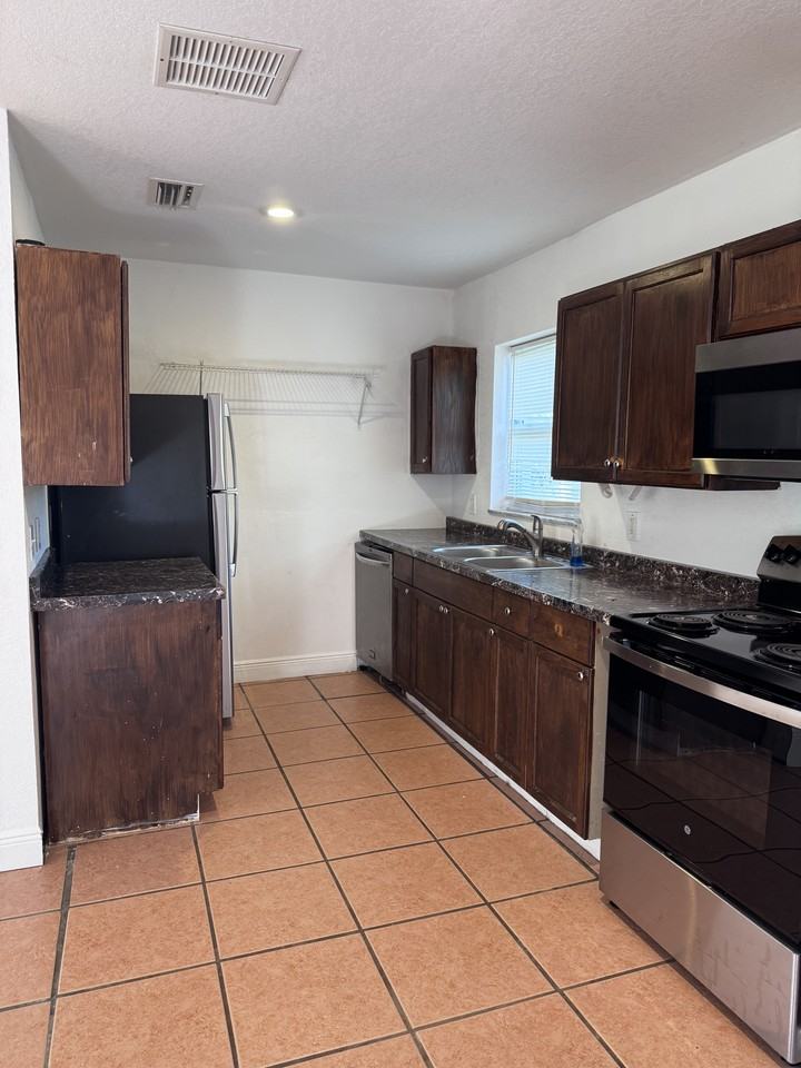 151 Se Castana Ct #1 - Photo 4 of 12