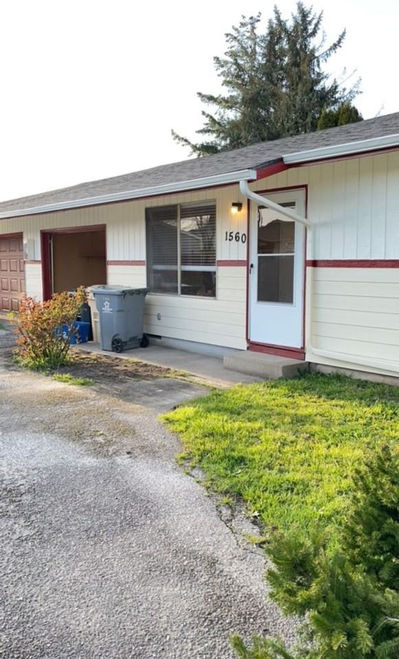 1560 Waverly Dr Se - Photo 2 of 15