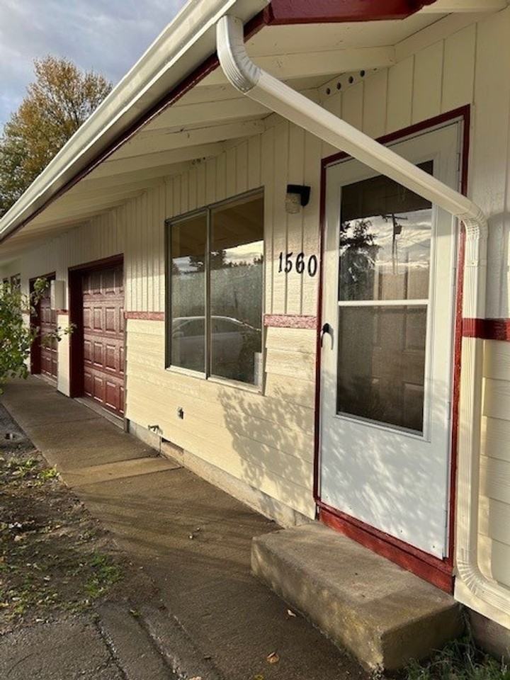 1560 Waverly Dr Se - Photo 3 of 15