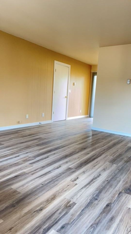 1560 Waverly Dr Se - Photo 4 of 15