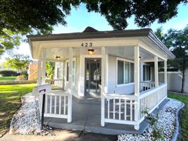 featured image of 423 E 8th St