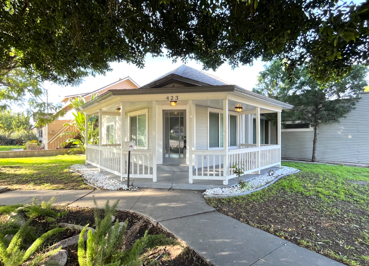 423 E 8th St - Photo 4 of 29