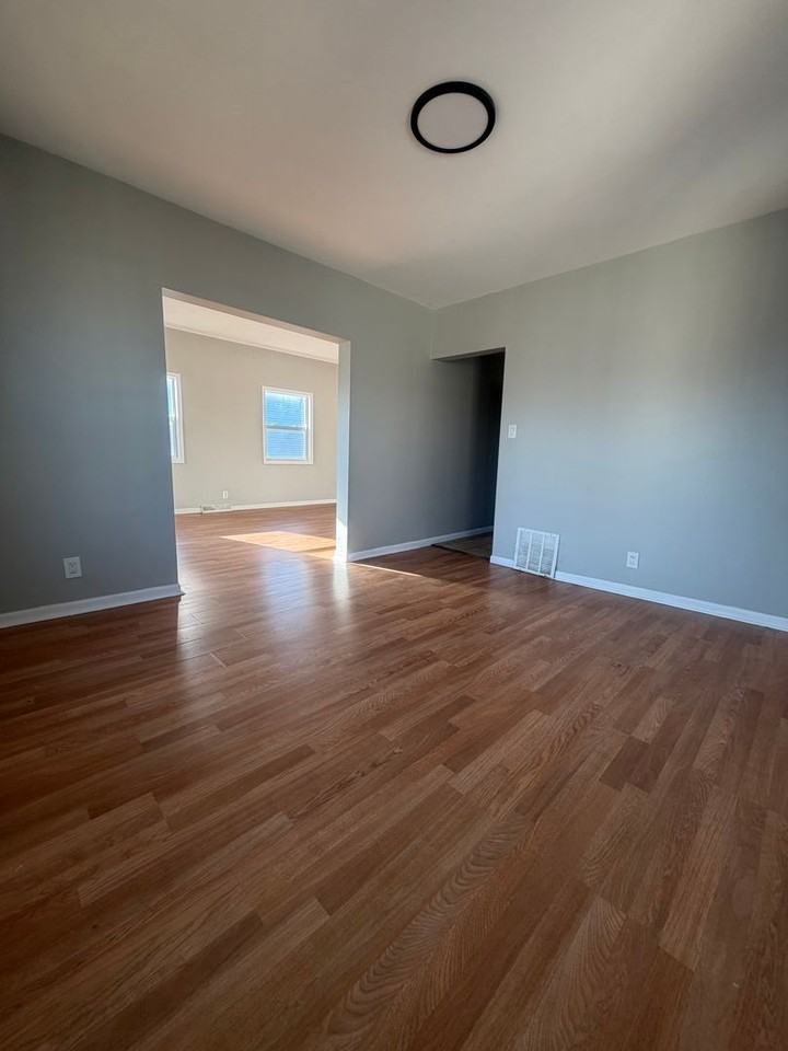 884 Wentworth Ave - Photo 2 of 11