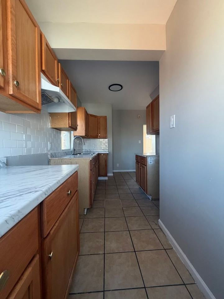 884 Wentworth Ave - Photo 4 of 11