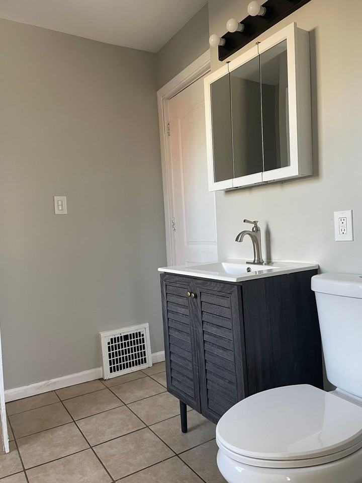 884 Wentworth Ave - Photo 6 of 11