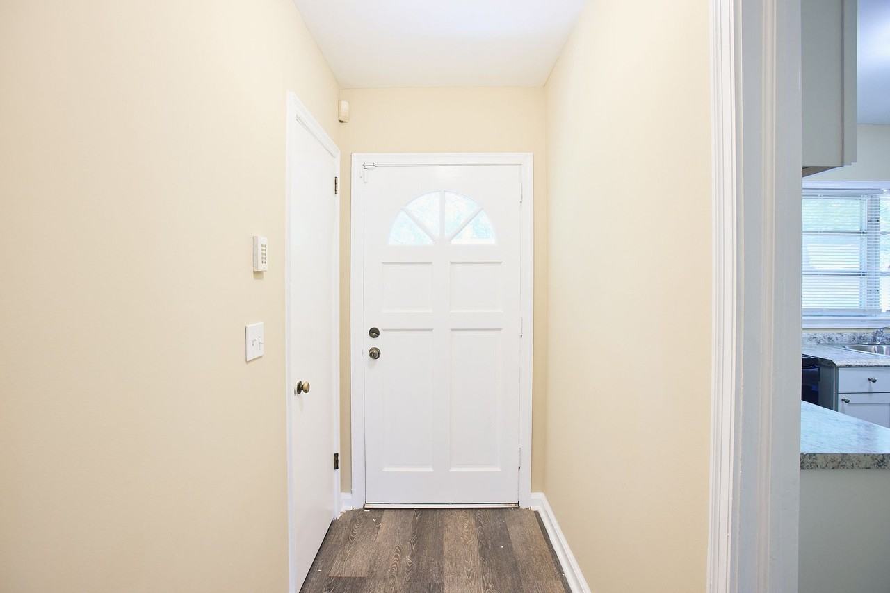 826 Jefferson Ave - Photo 2 of 14