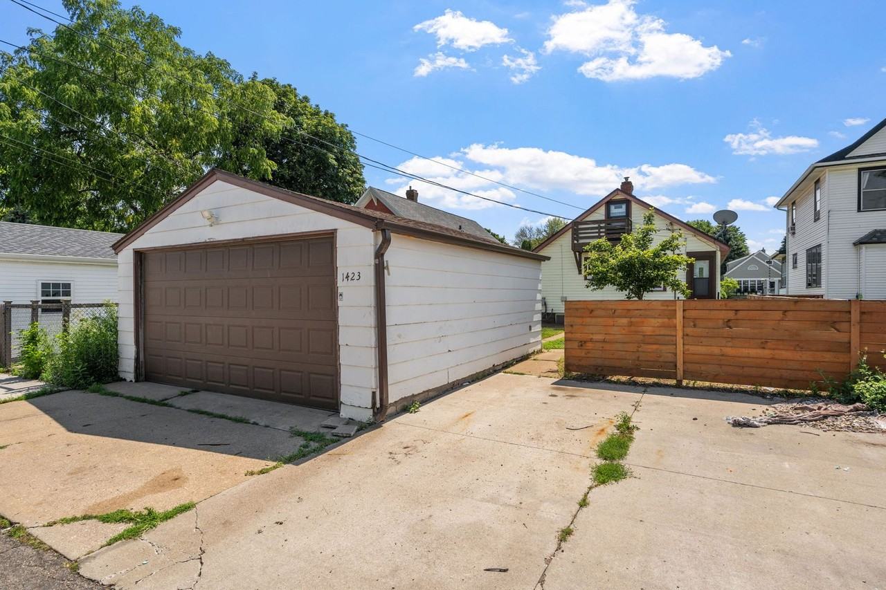 1423 Thomas Ave - Photo 3 of 30