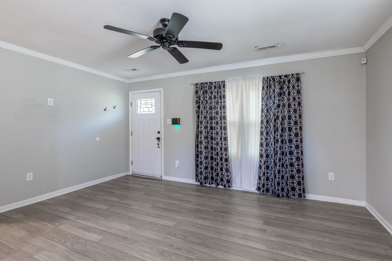 7406 Wickham Ave - Photo 3 of 13