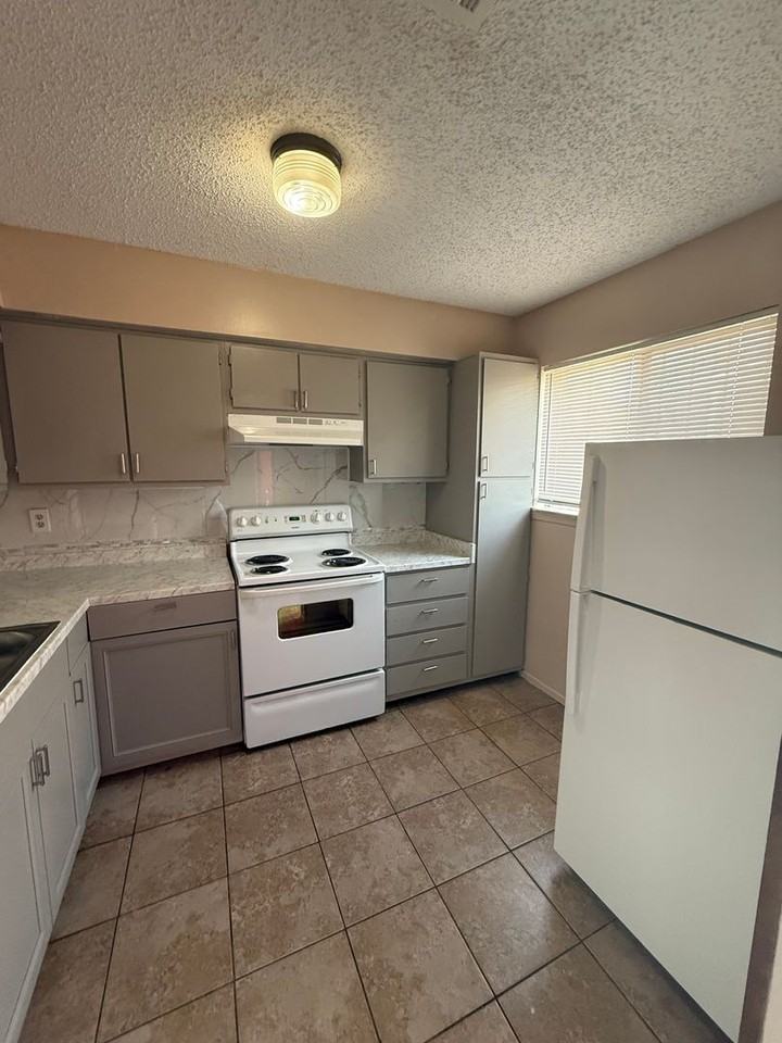 8911 G S R I Ave - Photo 6 of 7