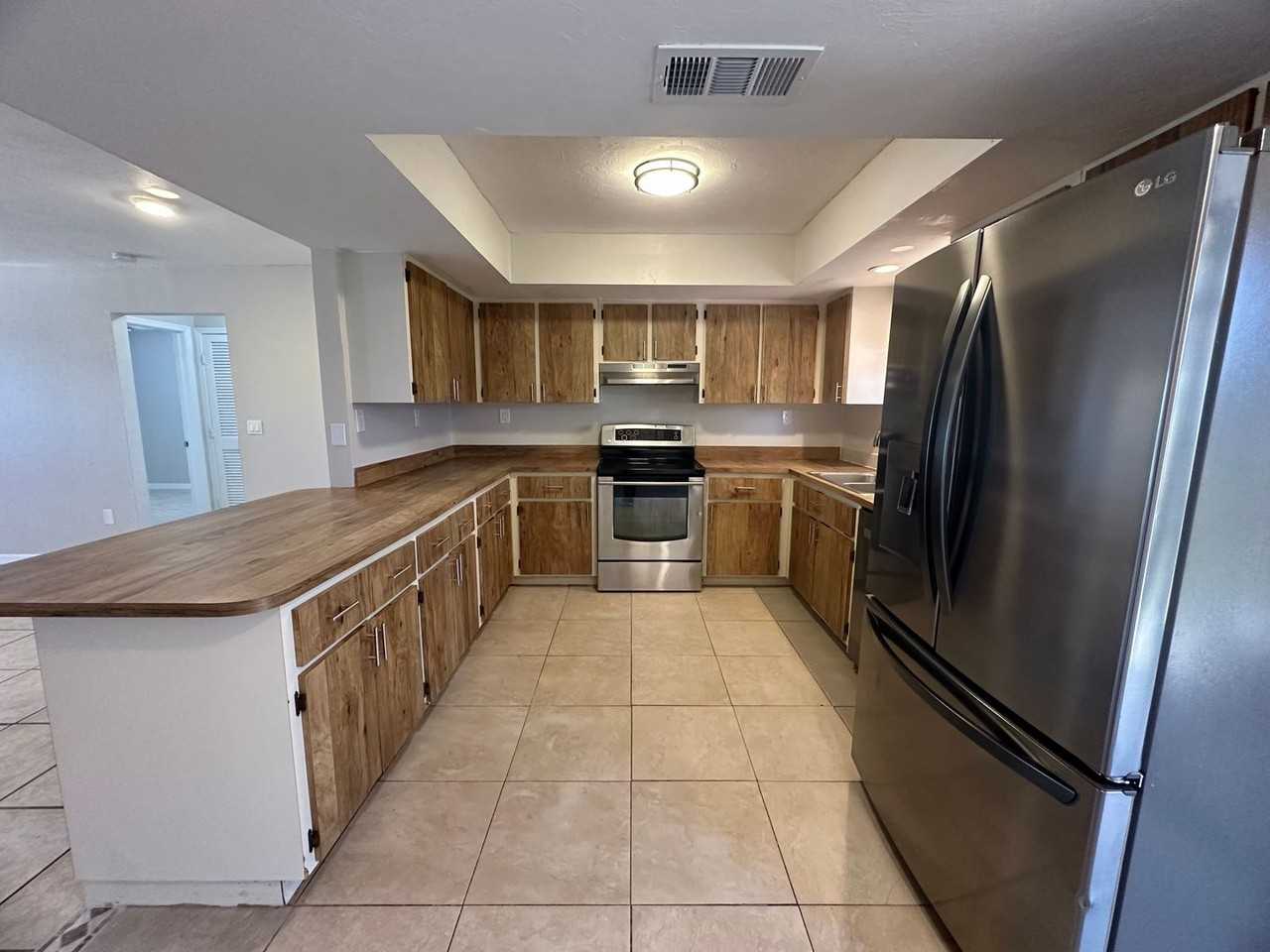 1221 Ne 12th Ave - Photo 5 of 15