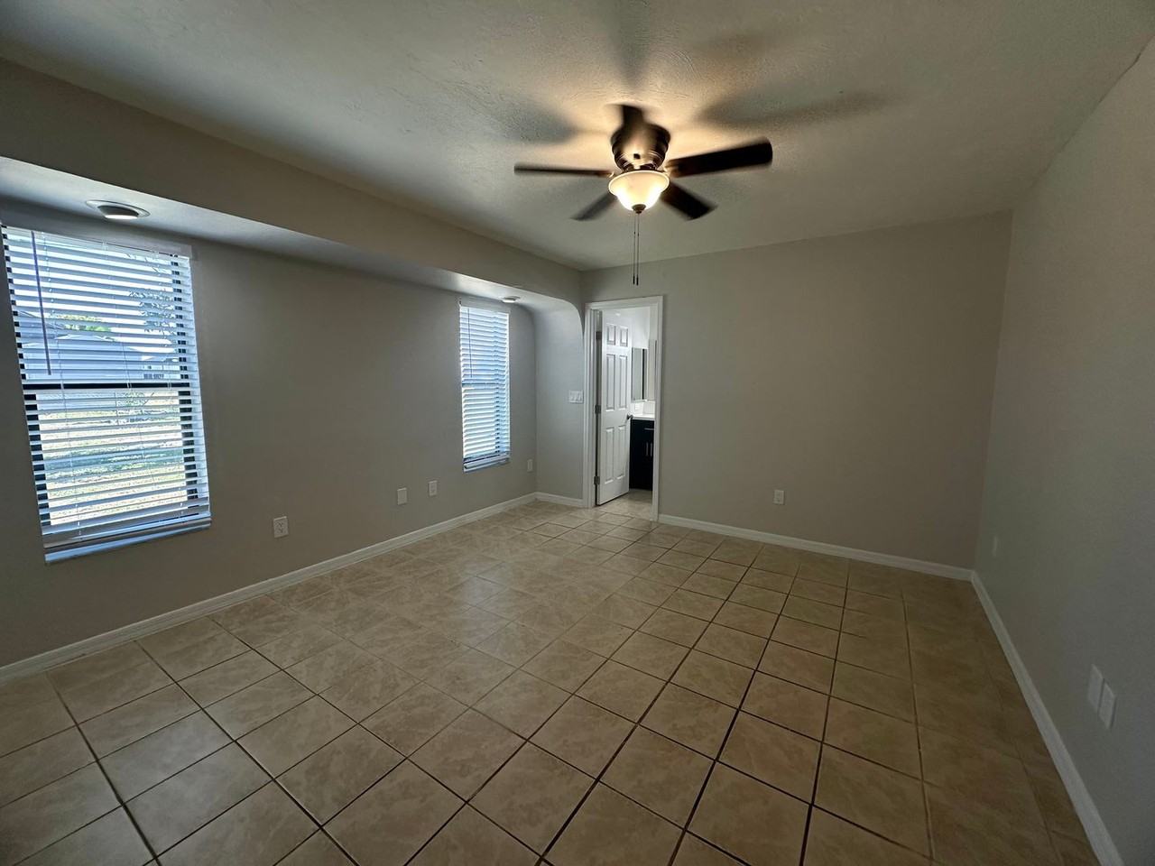 1221 Ne 12th Ave - Photo 6 of 15