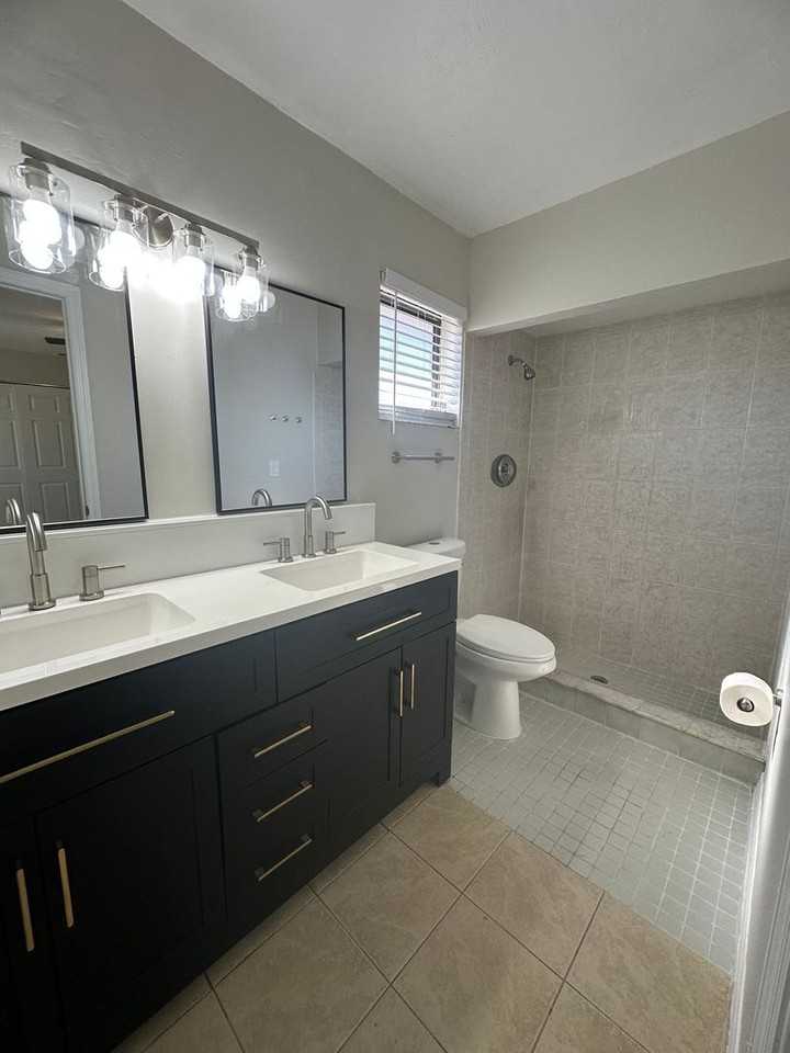 1221 Ne 12th Ave - Photo 7 of 15