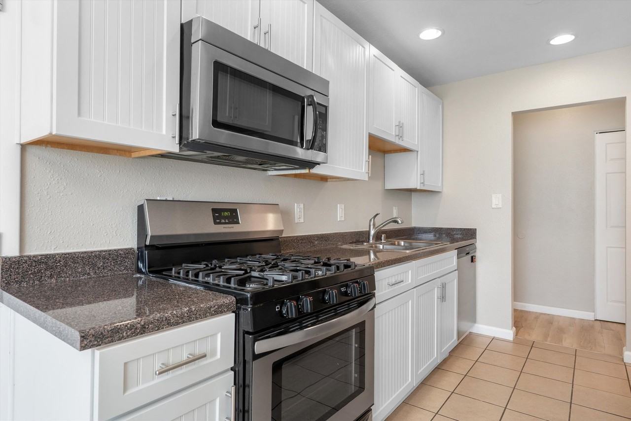 1212 Willys Knight Dr Ne - Photo 4 of 30