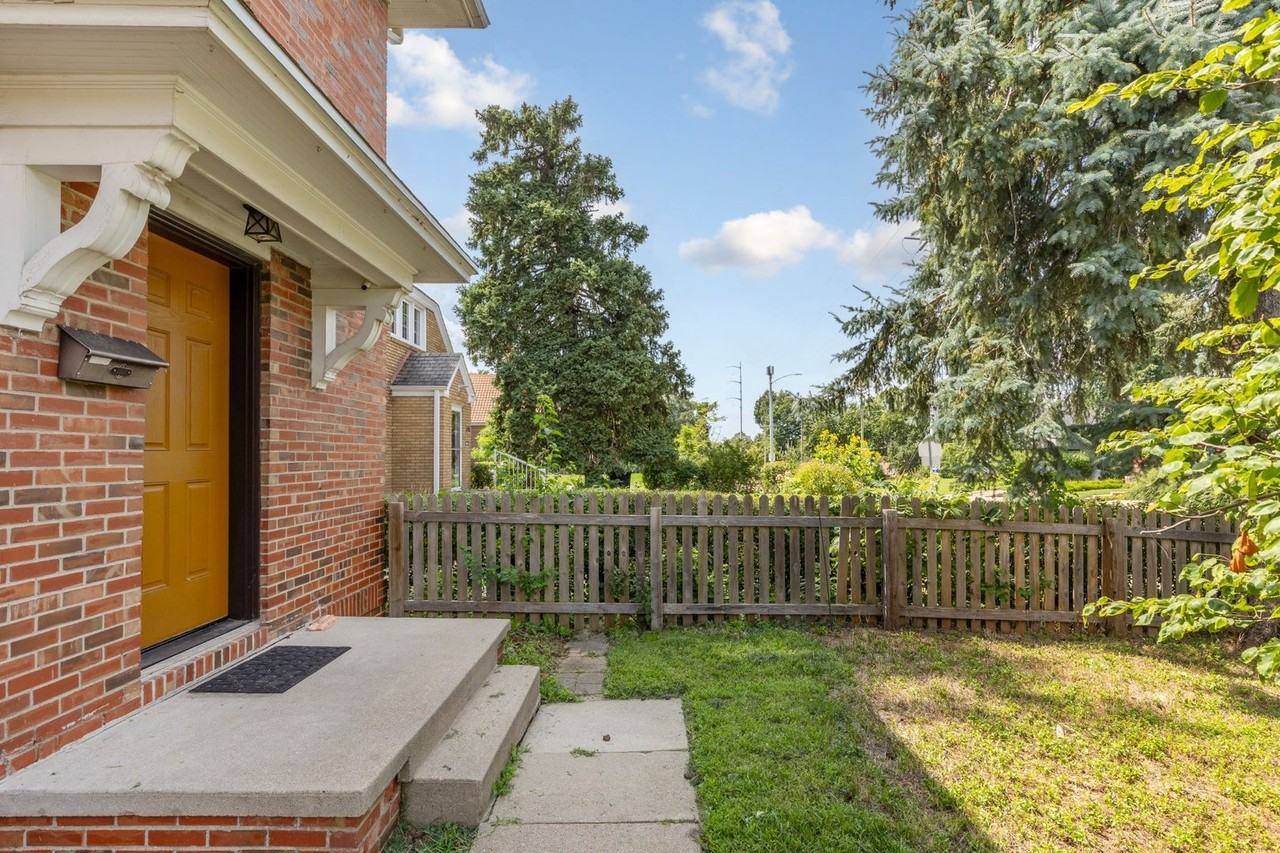 5511 Leavenworth St - Photo 3 of 21