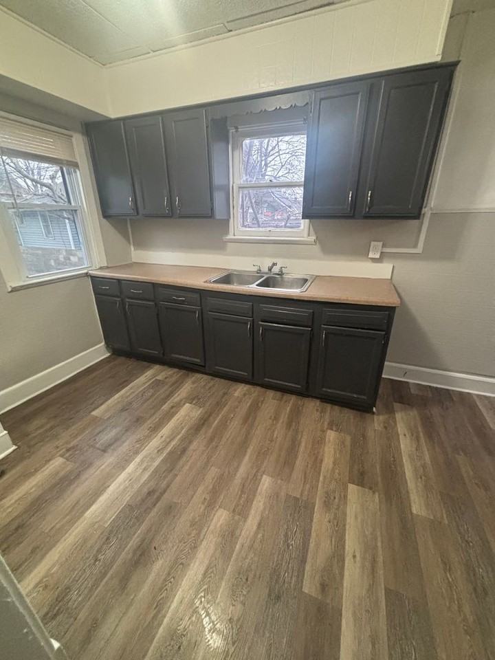 11907 Thornwood Ave - Photo 2 of 9