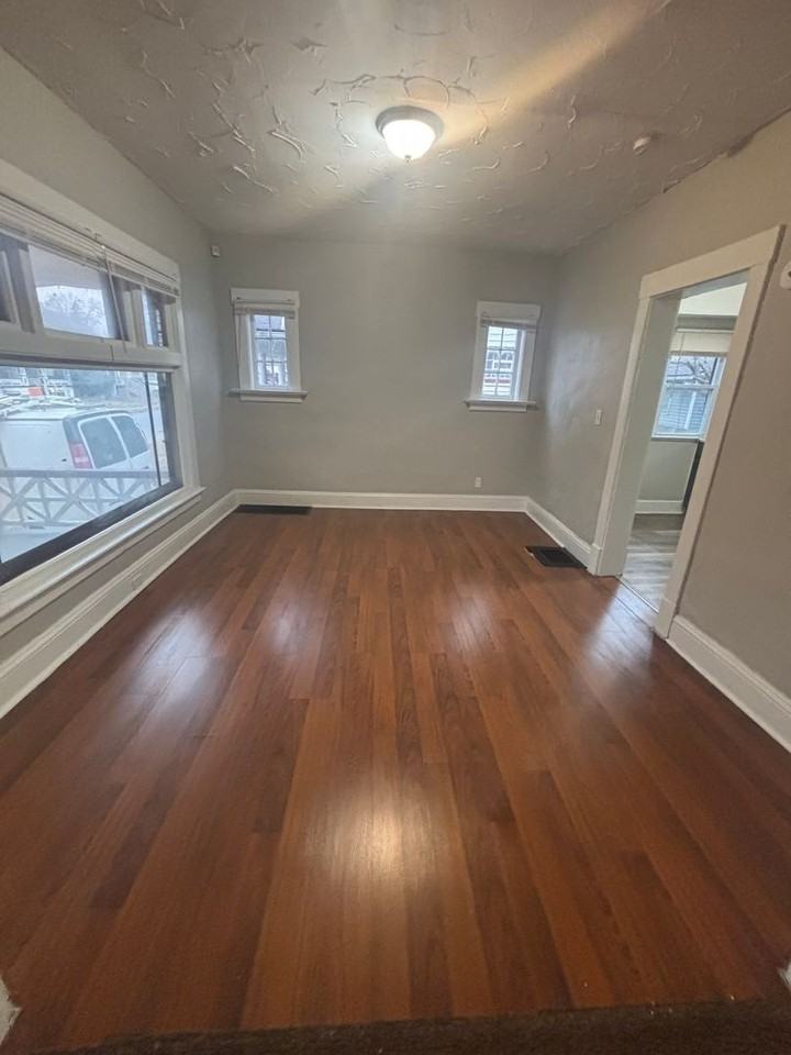 11907 Thornwood Ave - Photo 4 of 9