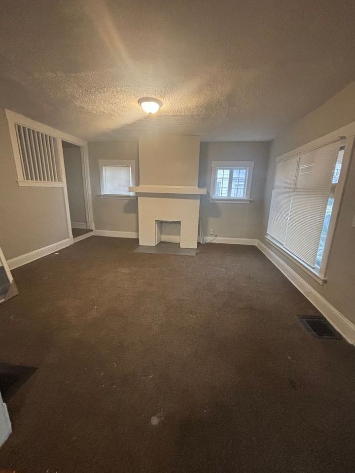 11907 Thornwood Ave - Photo 5 of 9