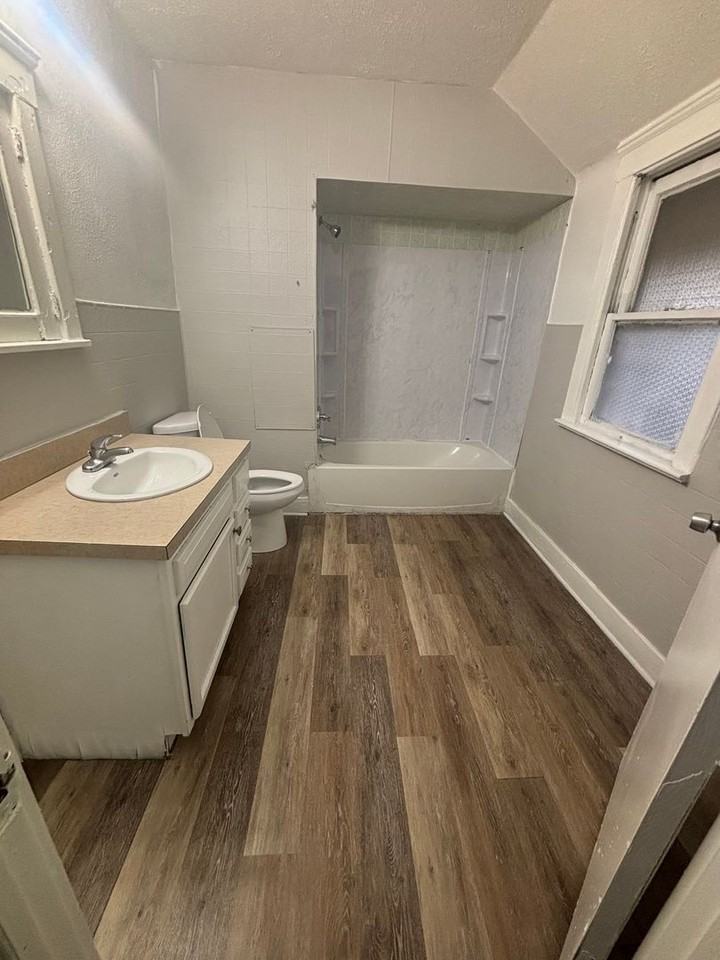 11907 Thornwood Ave - Photo 6 of 9