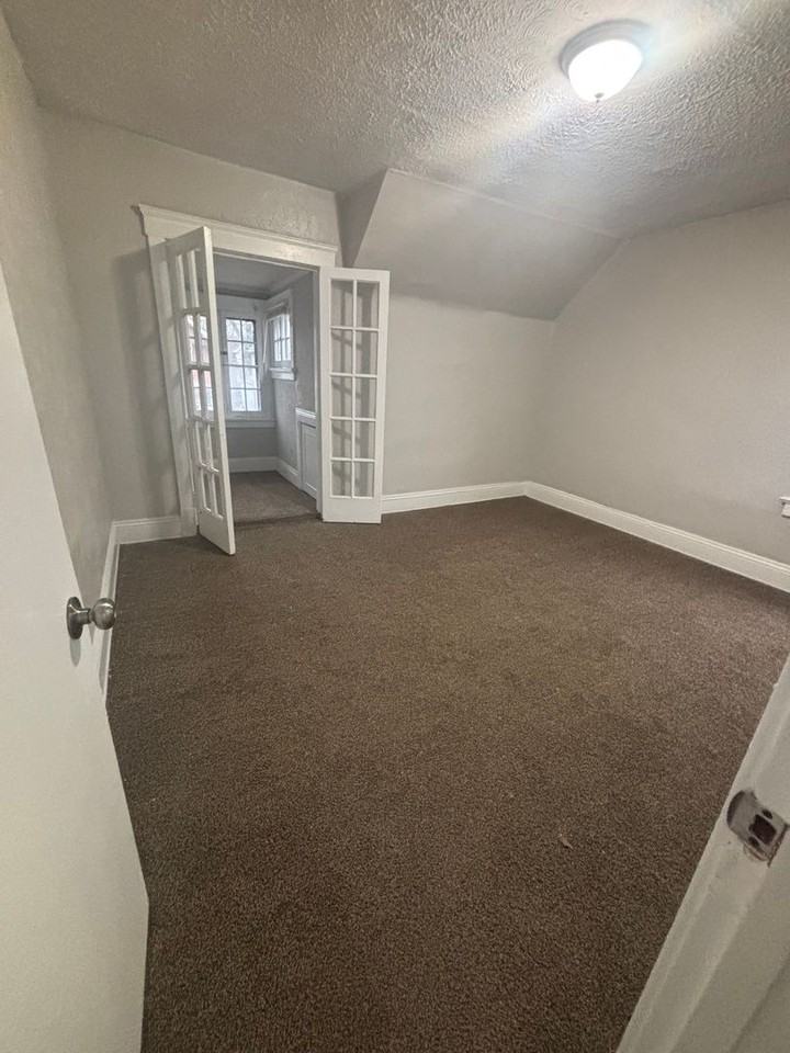 11907 Thornwood Ave - Photo 7 of 9