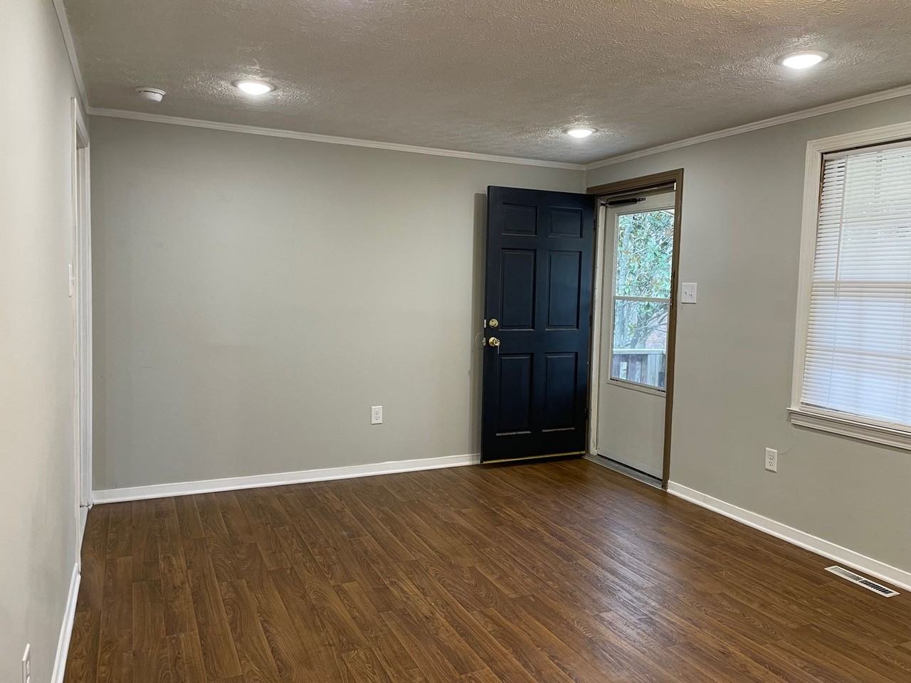 203 Barnhill St - Photo 3 of 17