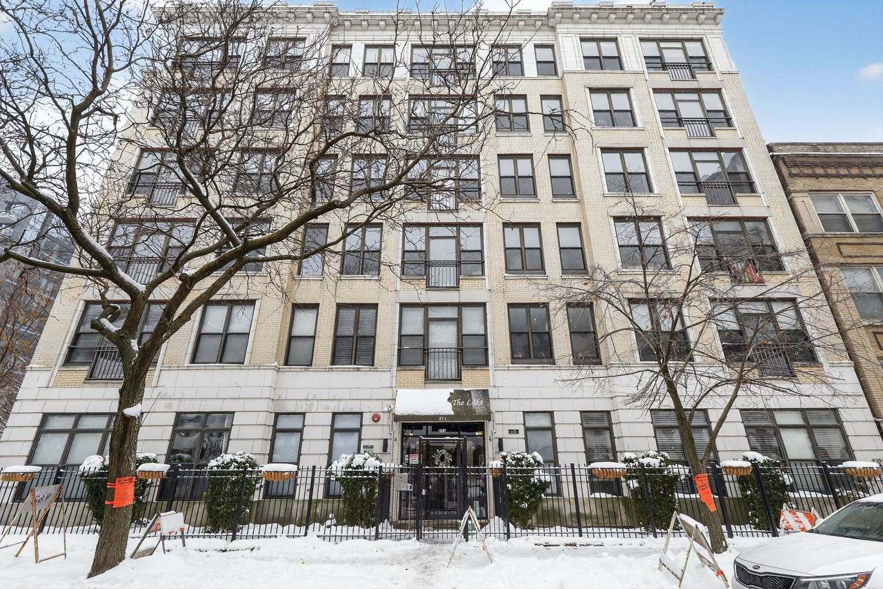 811 West Eastwood Avenue - Photo 2 of 8