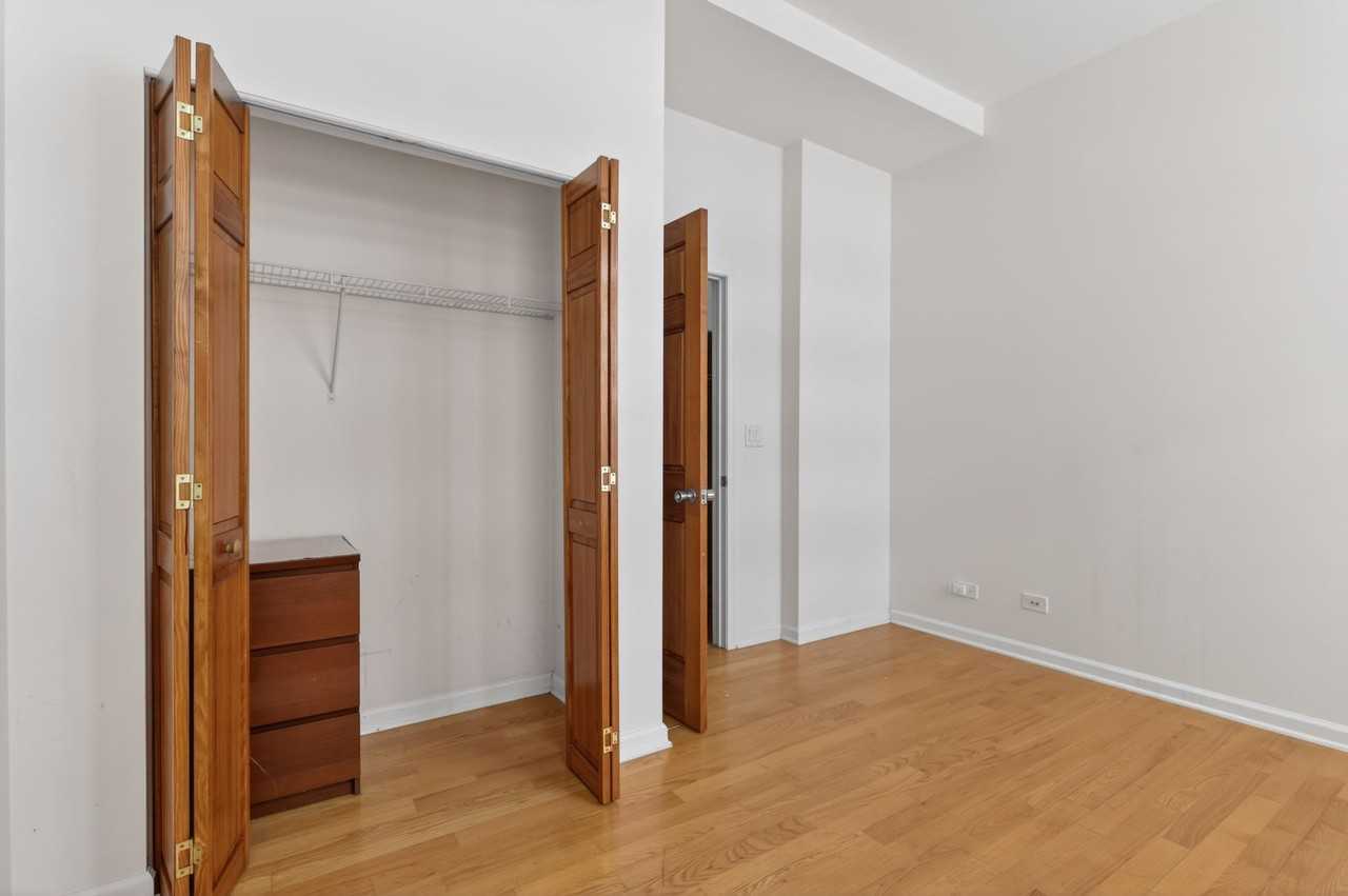 811 West Eastwood Avenue - Photo 5 of 8