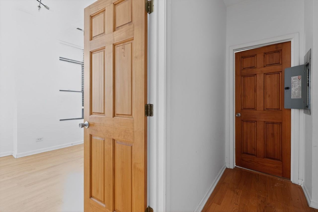 811 West Eastwood Avenue - Photo 6 of 8