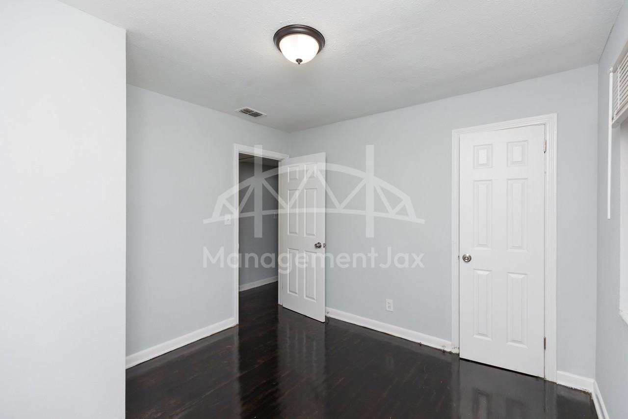1839 W 30th St - Photo 4 of 15
