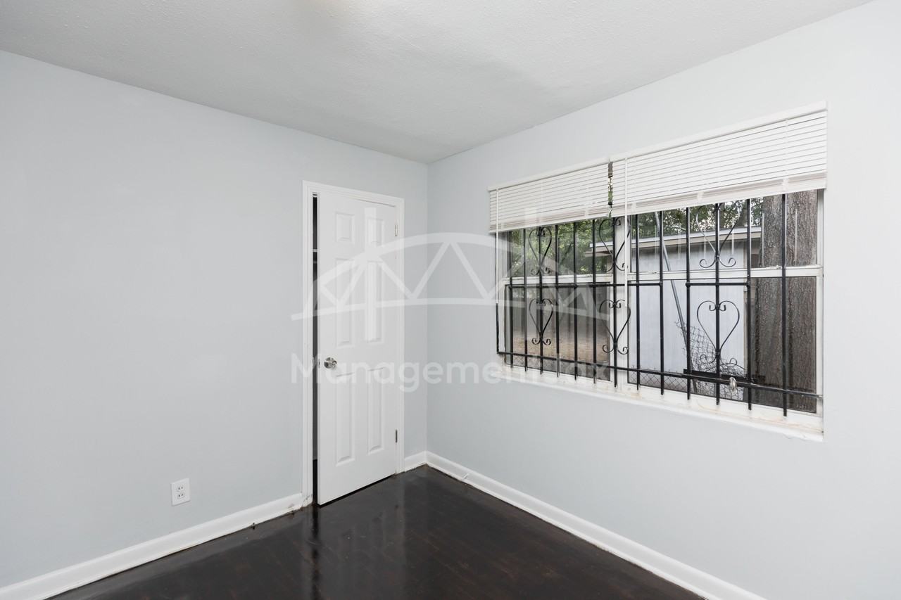1839 W 30th St - Photo 6 of 15