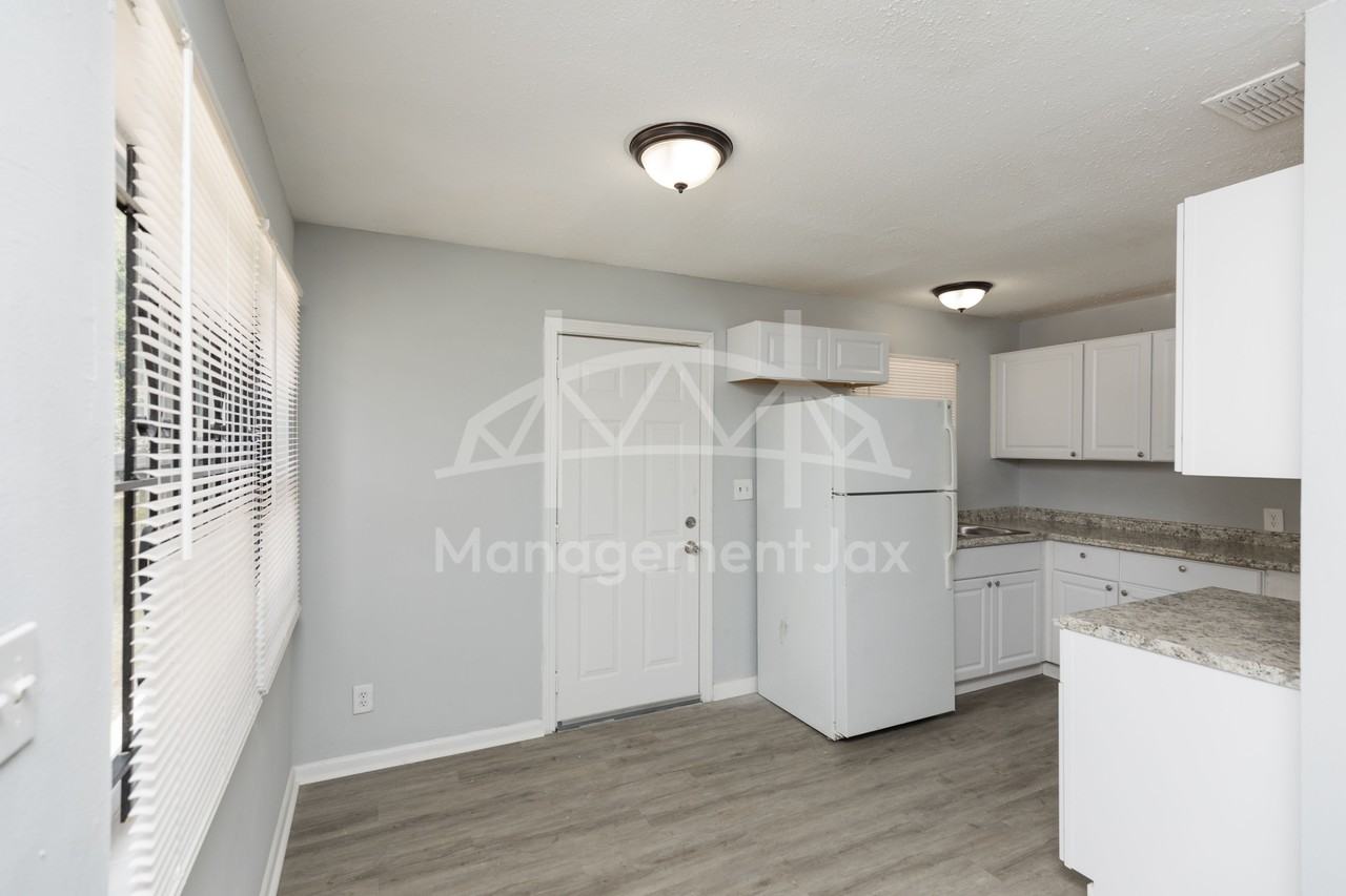 1839 W 30th St - Photo 5 of 15
