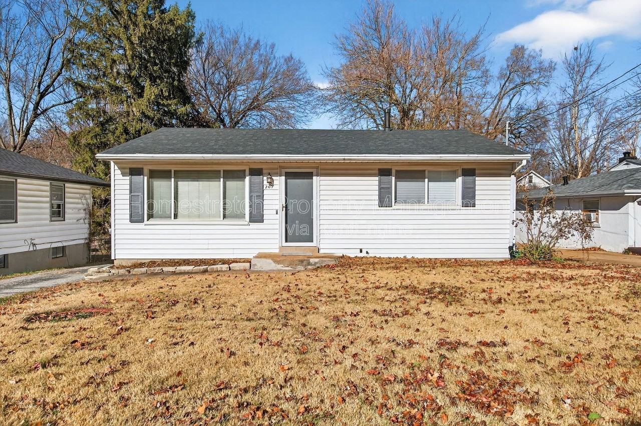 207 Anistasia Dr - Photo 2 of 32