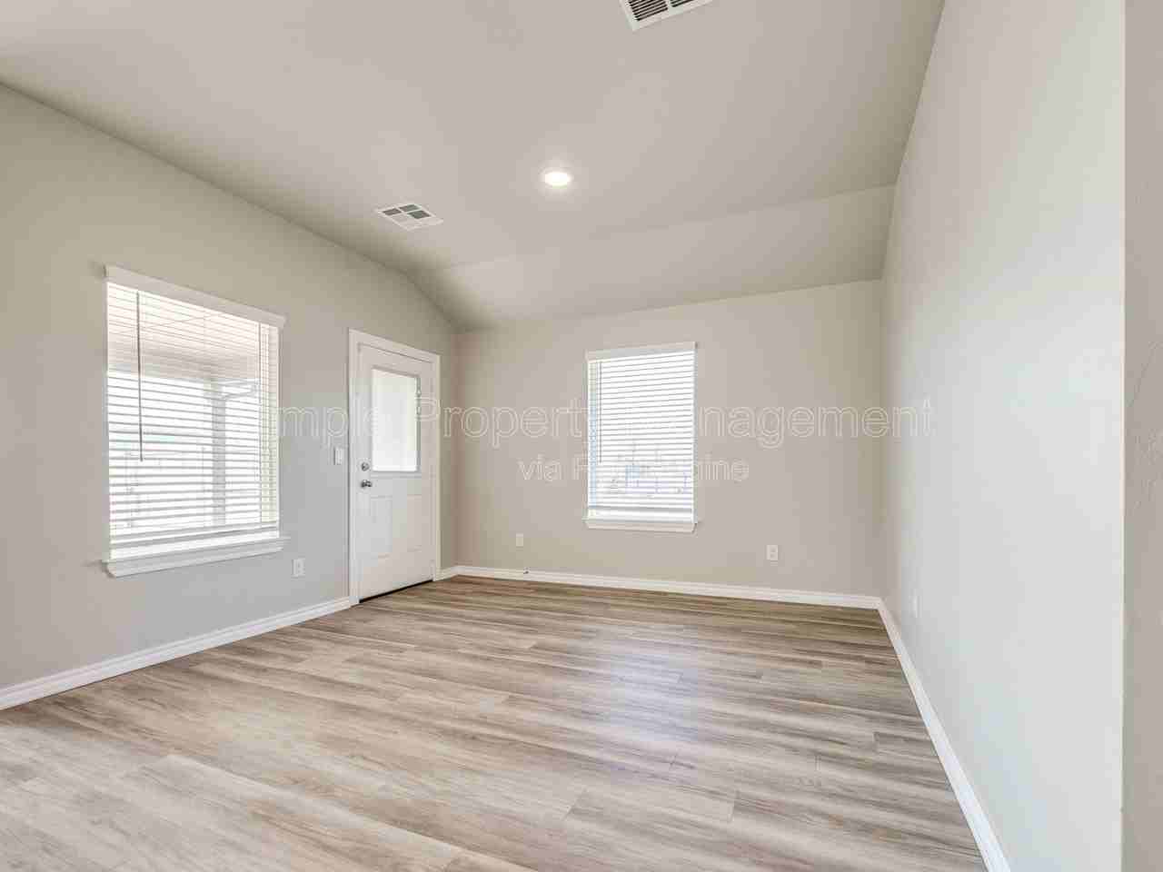 7532 Nw 143rd St - Photo 3 of 24