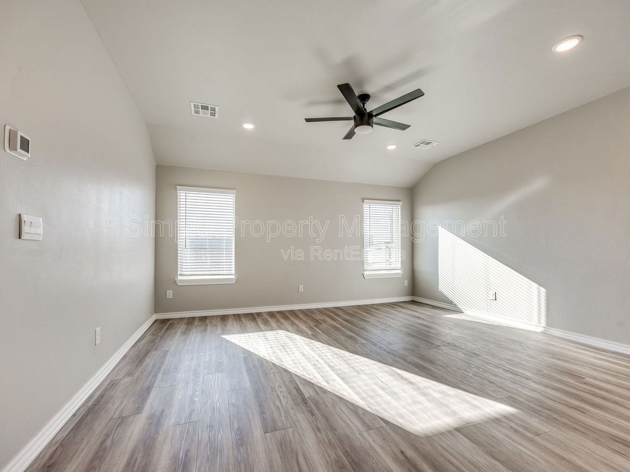 7532 Nw 143rd St - Photo 4 of 24