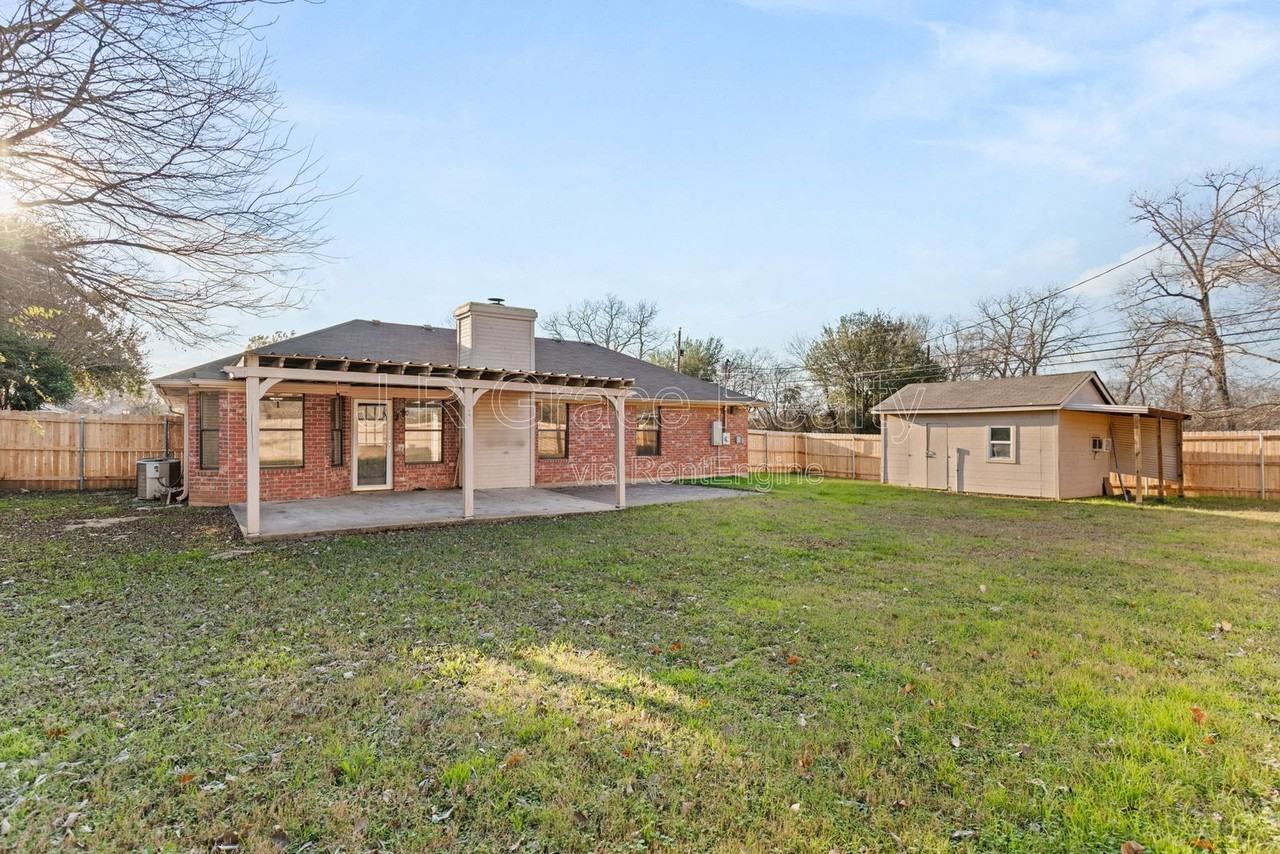 649 Christina Dr - Photo 5 of 33