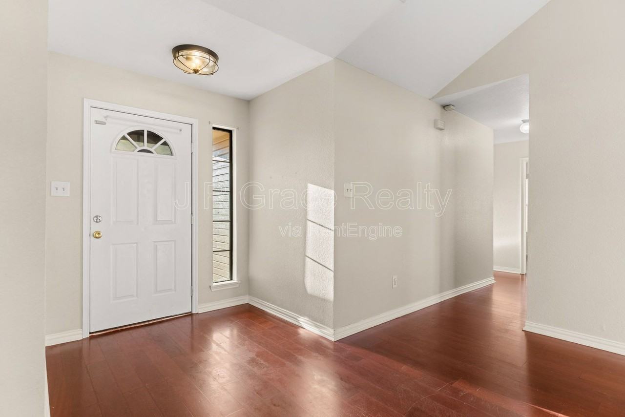 649 Christina Dr - Photo 7 of 33