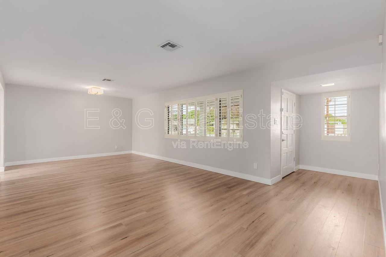 5001 E Mitchell Dr - Photo 5 of 50