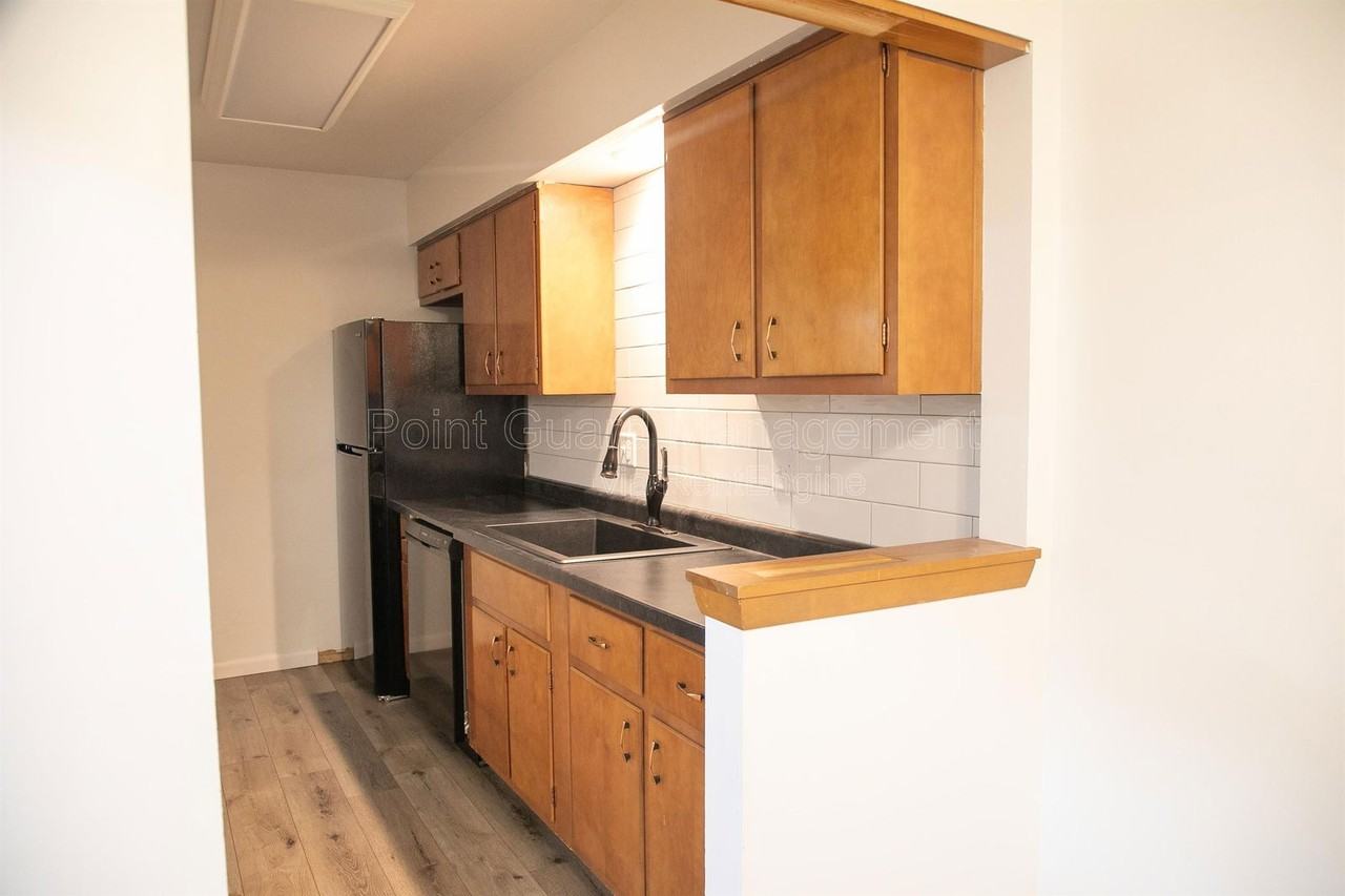 5828 Erskine St #4 - Photo 5 of 17