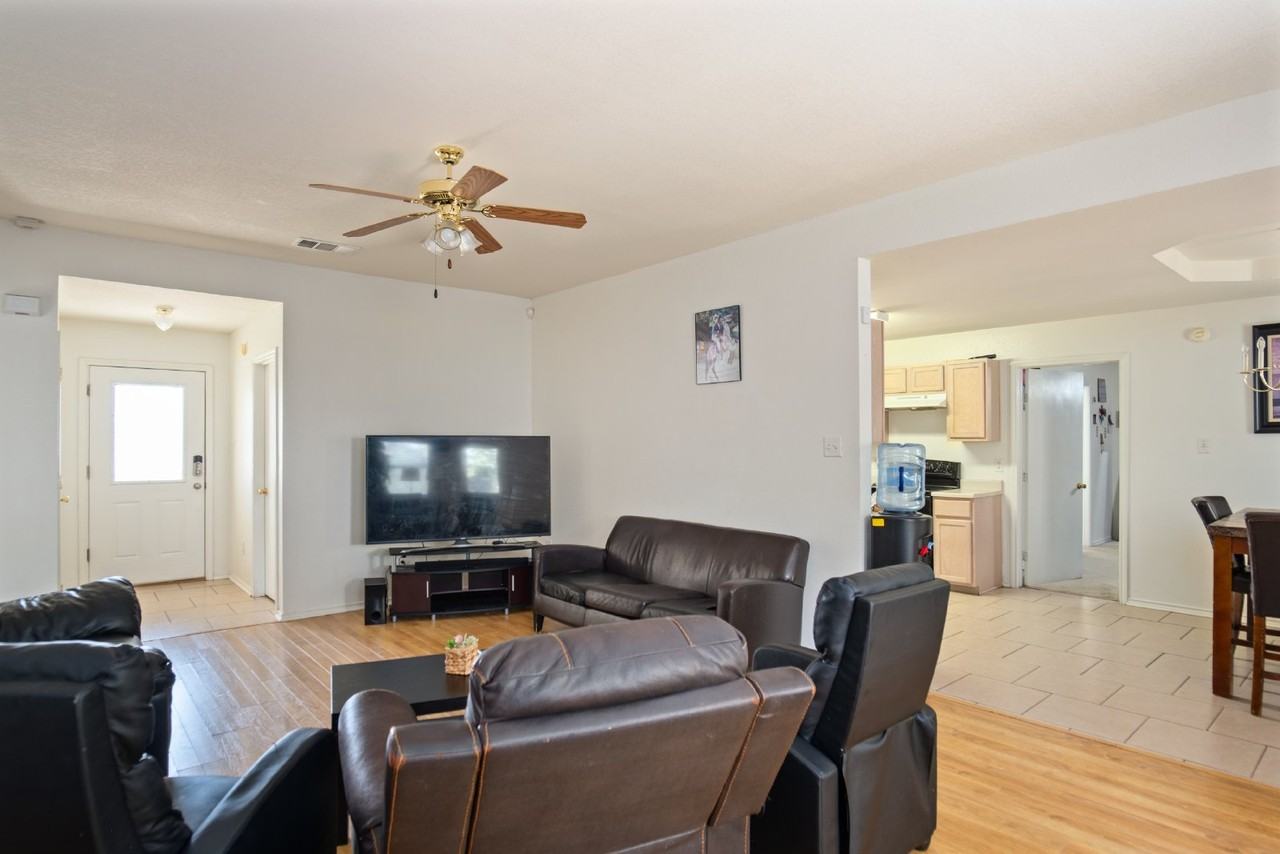 1815 Liberty Hill Dr - Photo 5 of 25